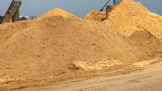 Giá cát tăng gần gấp đôi, doanh nghiệp cầu cứu chính quyền